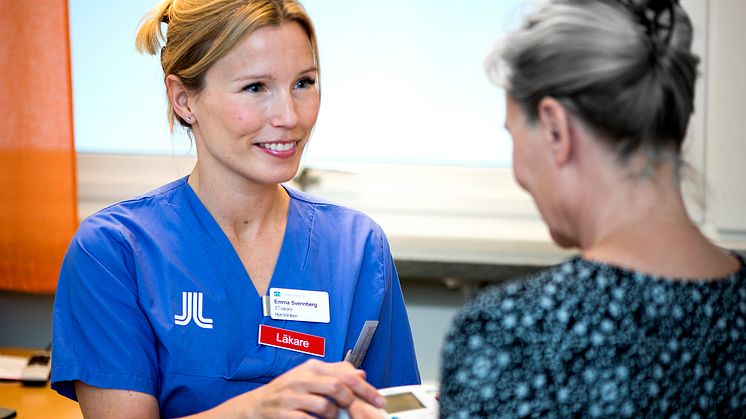 Vid screening för förmaksflimmer läggs tummarna mot en handhållen EKG-apparat, som mäter hjärtats aktivitet. Foto: Sjukhusfotograferna Danderyds Sjukhus