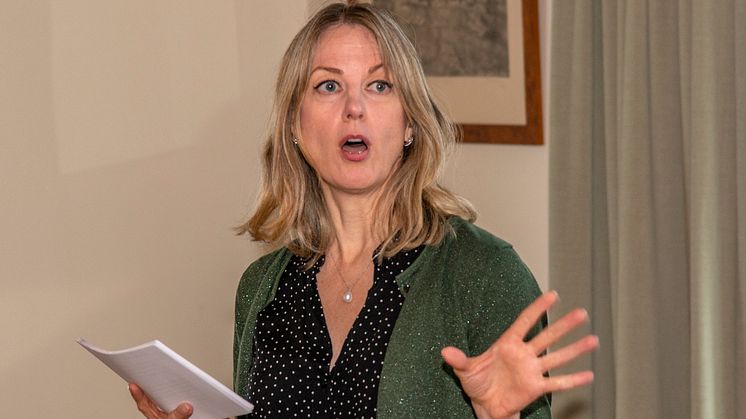 SPRÅK OG KJØNN: Helene Uri holdt fordrag under kick-off'en for million-prosjektet "Nå begynner 'a med det igjen". Foto: Geir Ove Andreassen/Anno