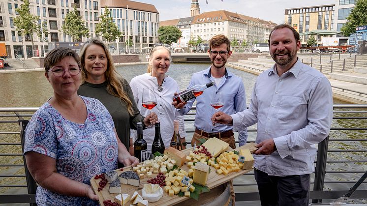 Das Team von Käse trifft Wein vl: Cindy Jahnke | Sandra van Hoorn | Petra Schweim | Heiko Niehaus | Johannes Hesse. Weitere Bilder am Ende dieser Meldung