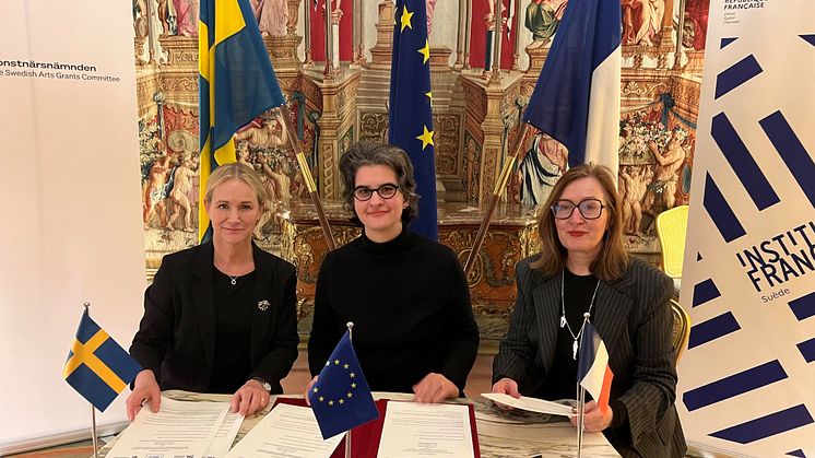 Avsiktsförklaringen undertecknas av Konstnärsnämndens direktör Mika Romanus, Katerina Doytchinov, chef för Institut Francais de Suède och Sara Arrhenius, chef för Svenska institutet Paris.