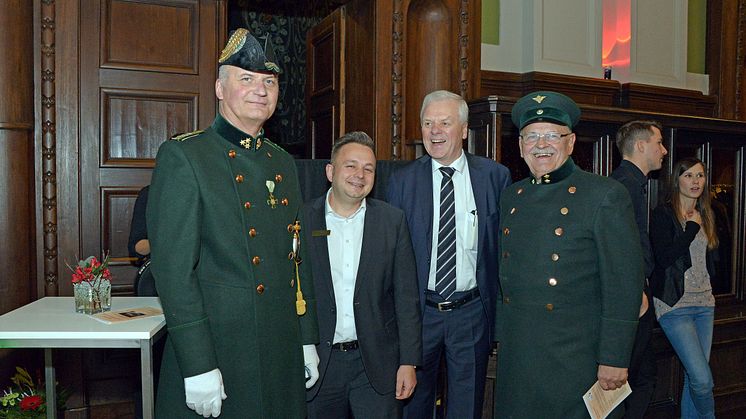 Center-Manager der Promenaden Hauptbahnhof Thomas Oehme (2.v.l.) mit Moderator Dr. Helge-Heinz Heinker (2.v.r) und historischen Eisenbahner