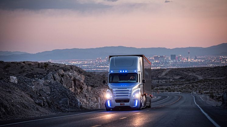 De lastbiler, der nu er i drift i Nevada, er modellen Freightliner Inspiration Truck. Det er i princippet en serieproduceret Freightliner trækker, som er udstyret med den nye Highway Pilot teknologi