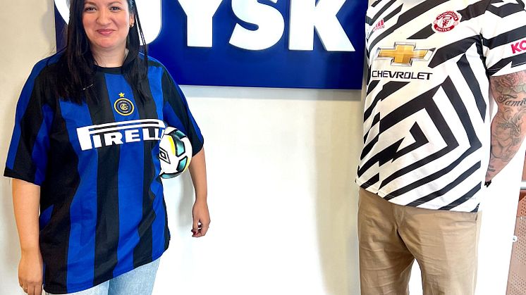 Kommunikasjonssjef Fatima Elkadi og markedssjef Krister Andreassen oppfordrer sine kolleger i JYSK til å delta på #FotballtrøyeFredag 6. mai.