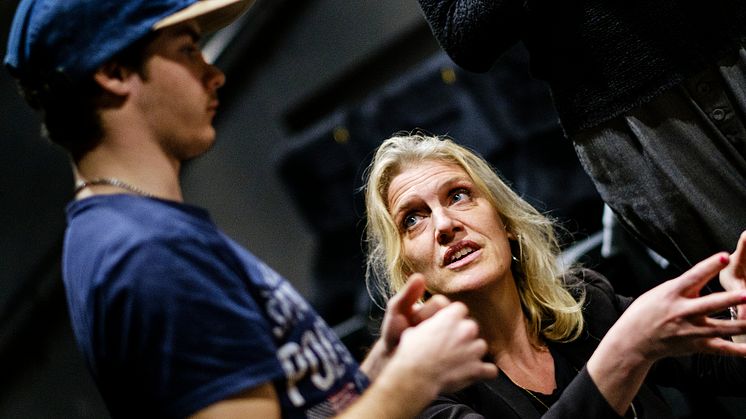 Sofia Norlin håller i en workshop för elever från Härnösands Folkhögskolas filmlinje