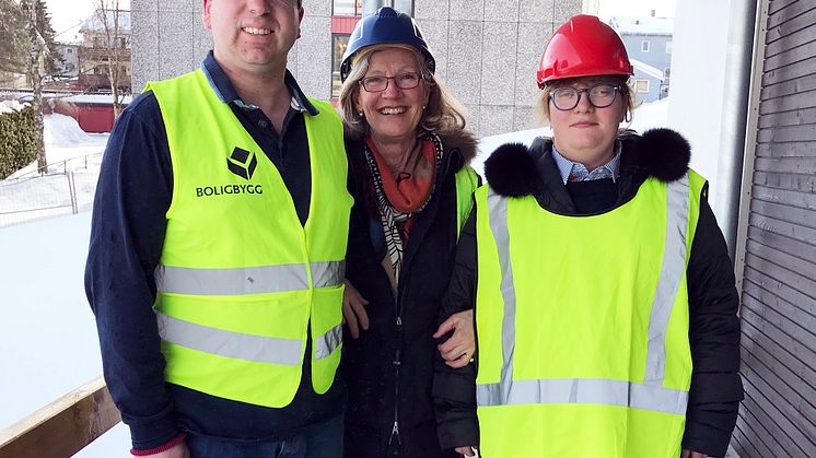 Gleder seg til å flytte inn: Peder Godager og Linn Schøyen skal få flytte inn i hver sin nye leilighet i Røahagen 1. Peders mor, Lise Godager gleder seg også over å se hvor fint det blir. 