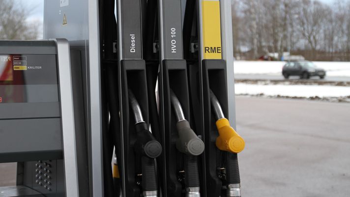 The rapid growth of biofuels in Sweden in recent years is mainly attributed to the increased use of hydrotreated vegetable oil (HVO) diesel, a renewable diesel made from different bio-based raw materials. 