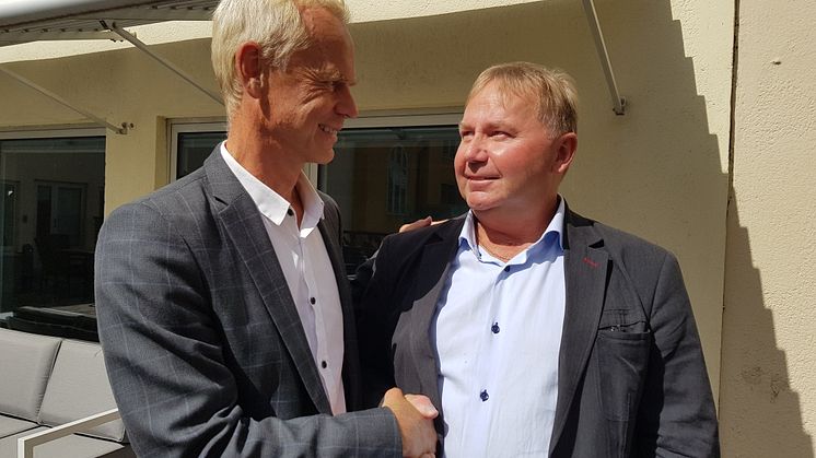 Frank Andersson lämnar TilTid för att satsa på SoftOne GO Molntjänst för detaljhandeln. Håkan Lord, vd SoftOne Group välkomnar Frank Andersson till SoftOne