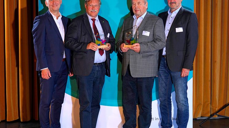 WWKULTURPREIS22 für "Löhne umsteigen". (v. l.): Jürgen Noch, WW, Egon Schewe, stellv. Bürgermeister Löhne, Günter Willig, „Löhne umsteigen“, und Laudator Bertram Schulte.