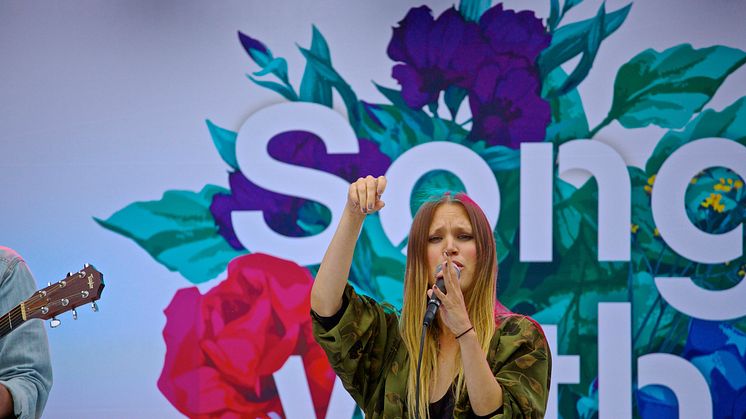 Ace Wilder hyllar Sam under Songs with Pride