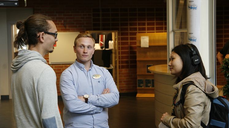 Studenten Hampus (till vänster) blev intervjuad av radion under sin första dag på högskolan.
