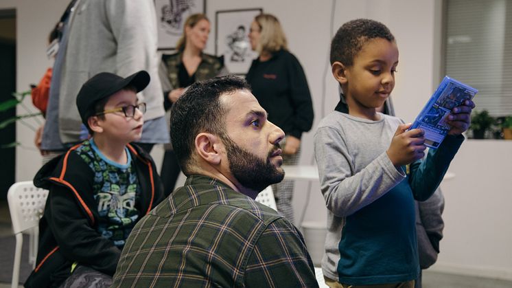 Massive startar ett samarbete med Fryshuset i Malmö. På bilden Yousef Nouri från Massive Entertainment med barn på Fryshuset i Malmö.