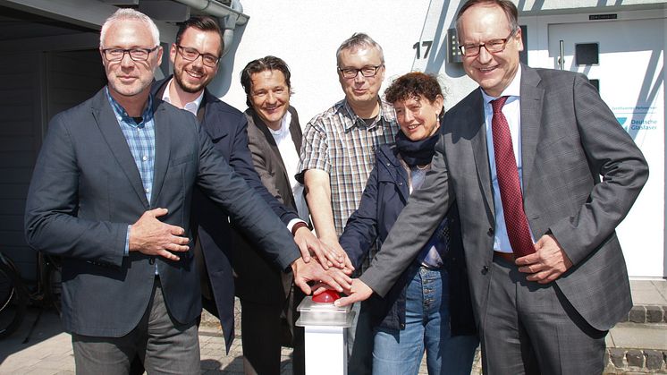 Lichtgeschwindigkeit für Mainhausen (v.l.): Marco van Keulen, Lucas Pendzialek und Frank Geltinger von Deutsche Glasfaser,  neben Anwohner und Unterstützer Michael Jochum, Bürgermeisterin Ruth Disser und Oliver Quilling Landrat Landkreis Offenbach.
