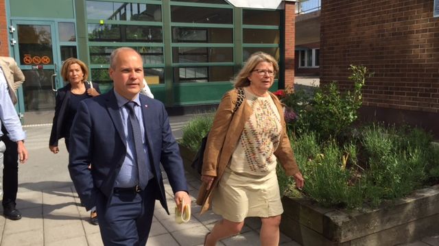 Justitie- och migrationsminister Morgan Johansson tillsammans med Stena Fastigheters koncernchef Christel Armstrong Darvik (till höger) samt Cathrin Bergenstråhle, kommunalråd, Nacka kommun