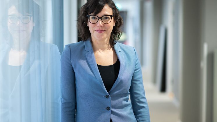 Cecilia v Perglas vid vägg