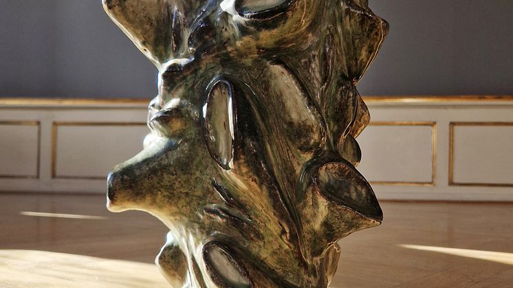 Axel Salto- Sjældent udbudt vase af stentøj modelleret med stiliserede frugter og blade i relief. H. 36,5. Diam. maks. 27