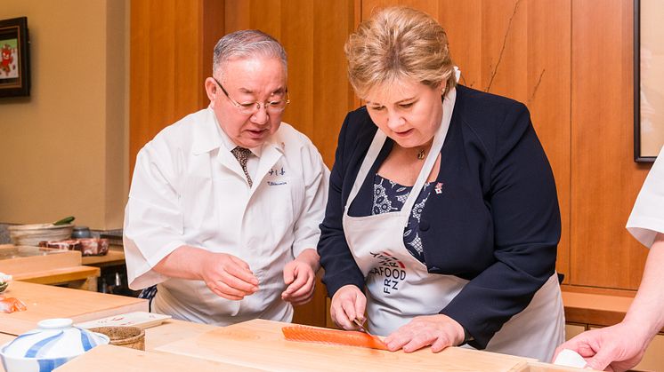 Statsminister Erna Solberg lager laksesushi i Japan