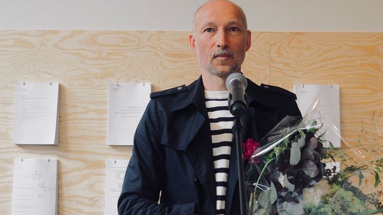 Vinner av Kistefos kunstpris for 2022, Øyvind Elvsborg, under prisutdelingen. 