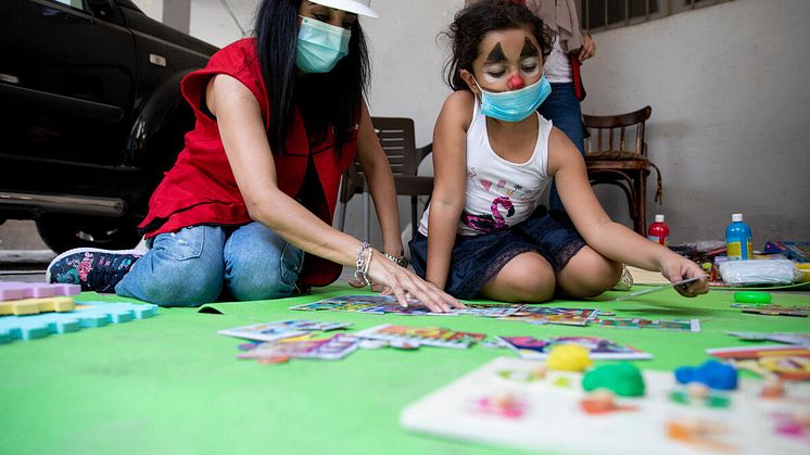 Sonia, 8 år, leker på Rädda Barnens barnvänliga plats. Explosionen i Beirut skedde samtidigt som hennes födelsedagskalas.
