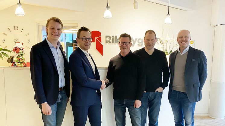Fr v Daniel Sartiala, projektledare Riksbyggen, Alexander Eklöw, affärschef ombyggnad, Mikael Johansson, ordförande Brf Göteborgshus 38, Stefan Henriksen, ledamot Göteborgshus 38 och Martin Landström, projektchef Riksbyggen.