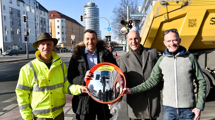 v.l.: Ulrich Willburger - Erfinder der Trixi Spiegel, Dr. Thomas Böhle - KVR-Chef, Stefan Hattenkofer - Vorstandsmitglied SSKM, Mike Thiel - Moderator von Radio Gong.