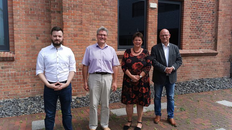 Laborleiter Philipp Franke (BIOMES), Professor Marcus Frohme (TH Wildau), Wildaus Bürgermeisterin Angela Homuth und Landrat Stephan Loge (v. l.) auf dem Campus der TH Wildau.