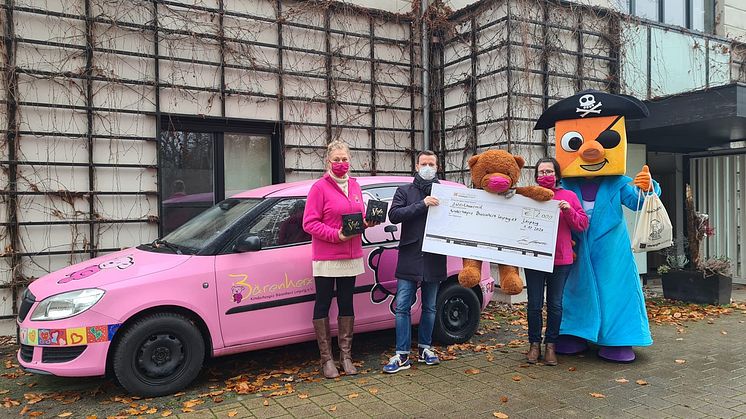 Jens Kahlow und das Center-Maskottchen übergaben die Spende und die Geschenke vor dem Kinderhospiz Bärenherz