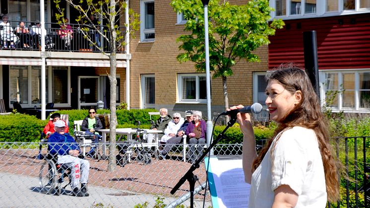 Skådespelaren Katarina Lundgren-Hugg och kollegan Alexander Jubell framför sitt sång- och diktprogram ”Fröding i Coronatider” utanför äldreboendet Blombuketten i Malmö. Foto: Irene Pelayo Lind