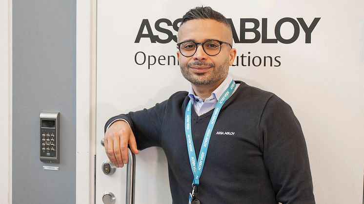 Omar Hussein är projektör på ASSA ABLOY. Han hjälper mer än gärna landets arkitekter.