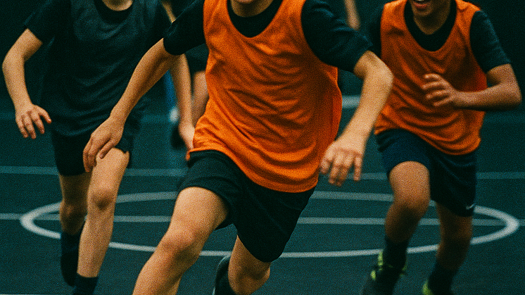 20250515_1036_Dynamic Indoor Futsal_simple_compose_01jv9h9jswfnqbxhj6dpx07y69.png