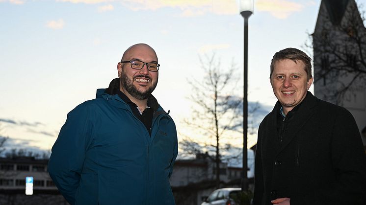 LEW-Kommunalbetreuer Stefan Stölzle (li.) und Thannhausens Bürgermeister Thannhausen Alois Held: Die Stadt Thannhausen hat Zusammen mit den Lechwerken (LEW) ihre Straßenbeleuchtung modernisiert. (Foto: Thorsten Franzisi / LEW)