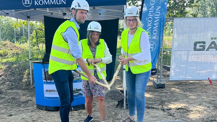 Från vänster Anders Svensson, VD Gärahov, Lynn Carlsson, ordförande tekniska nämnden Jönköpings kommun samt Anna Carlsson, ordförande barn- och utbildningsnämnden Jönköpings kommun. Foto: Magnus Campanello, Gota Media.