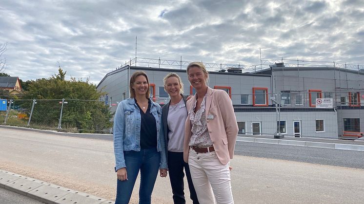 Parkdalaskolans rektorer framför nya skolan - Ulrika Lundin, Petra Granlund och Camilla Radovan