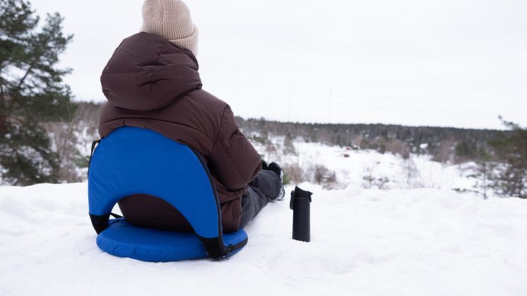 Hopfällbar stol med stoppad dyna och ställbart ryggstöd.