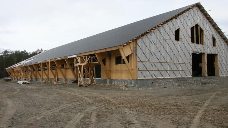 Investeringsmidler til landbruket gir jobb til annet privat næringsliv. Her er et fjøs under oppføring i Finnmark.