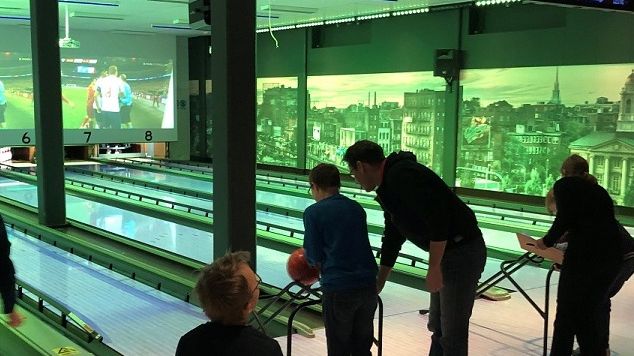 Svenska downföreningen Östergötland bjuder på bowling lördag