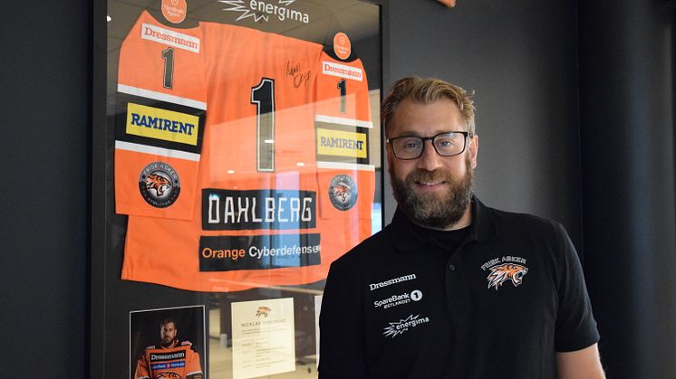 Nicklas Dahlberg tok seg en tur innom kontoret til Orange Cyberdefense og fant "seg selv" hengende på veggen,