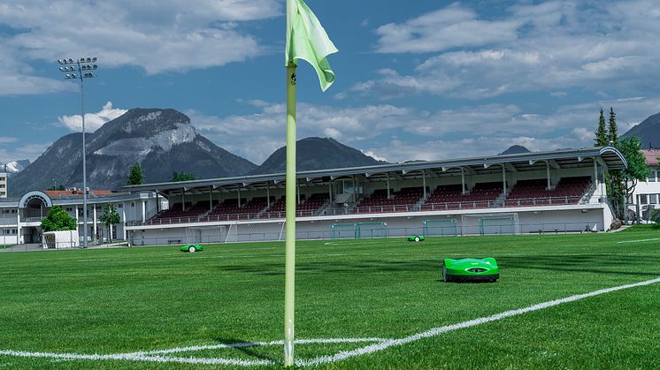 Golfbanor och fotbollsplaner tillsammans med andra stora grönytor kan lämpa sig för seriekopplade robotklippare.
