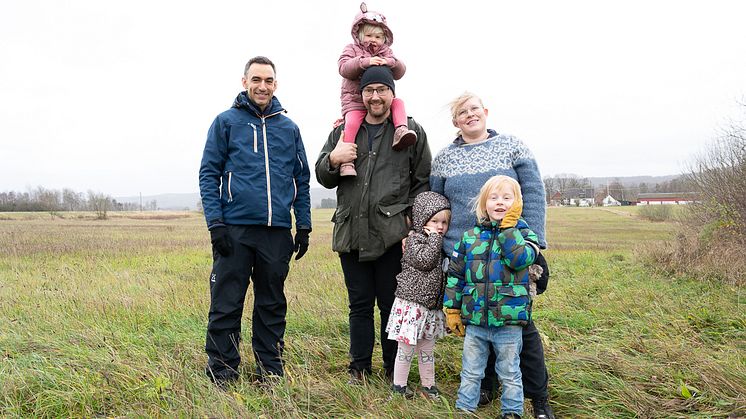 På platsen där solparken kommer uppföras: Adam Jomaa tillsammans med Per och Emelie Hult och deras barn Iris, Irma och Otto