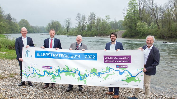 Dr. Dietrich Gemmel, Alex Eder, Prof. Dr. Martin Grambow, Michael Bohlinger, und Hans-Joachim Weirather an der Iller in der Nähe des Kraftwerks Maria Steinbach. (LEW AG / Christina Bleier)