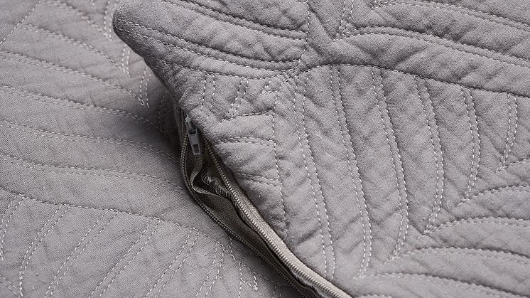 prydnadskudde_lovsta_gra_closeup