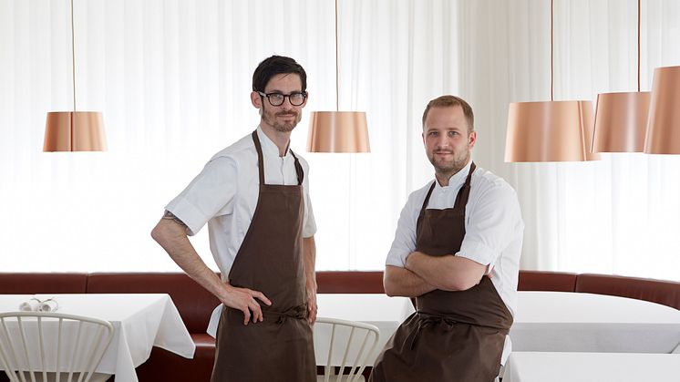 Anton Bjuhr (tv) från tvåstjärniga Michelinrestaurangen Gastrologik i Stockholm. Pressbild.