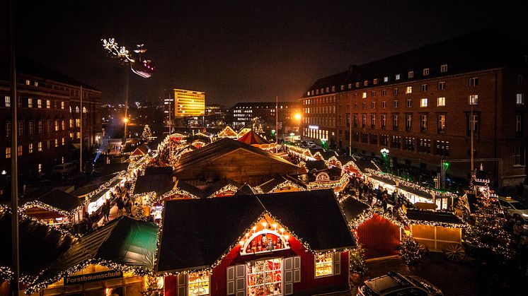 Das Weihnachtsdorf auf dem Rathausplatz mit der Kogge von Wichtel Kilian und seinen Rentieren. 