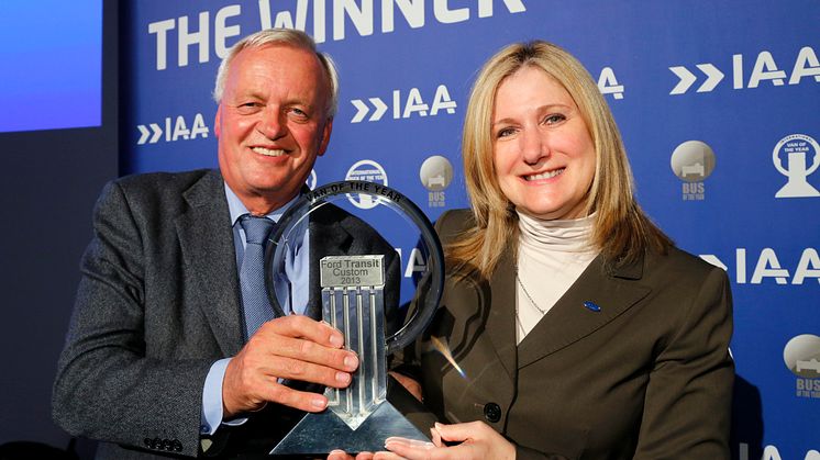 Barb Samardzich, Vicepresident for produktutvikling, Ford of Europe og Pieter Wieman, styreformann av den internasjonale "Van of the Year" juryen