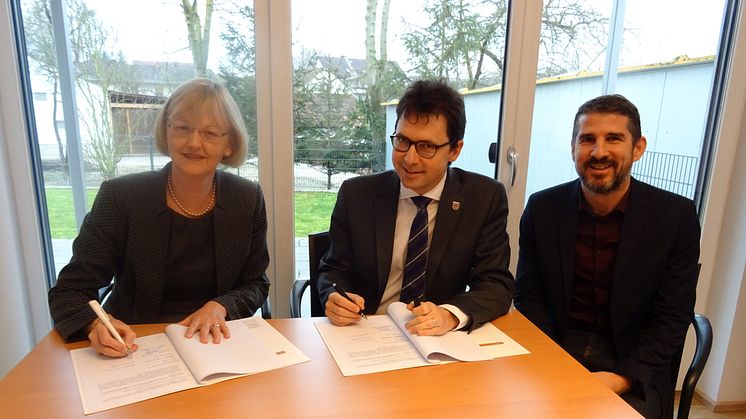 Ursula Jekelius, Leiterin Kommunen und Kooperationen Oberbayern des Bayernwerks, und Pörnbachs Bürgermeister Helmut Bergwinkel unterzeichneten im Beisein von Kommunalbetreuer Josef Bestle (von links) den neuen Konzessionsvertrag.