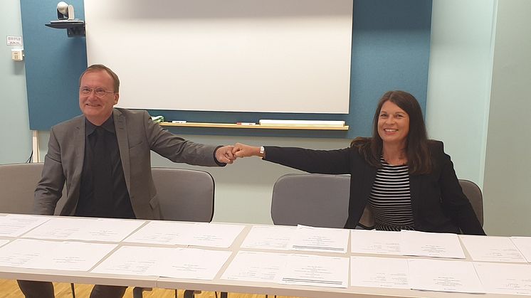Vid signeringsbordet Jonas Arvidsson, Vd på ONE Nordic och Annika Viklund, Vd, Vattenfall Eldistribution AB.
