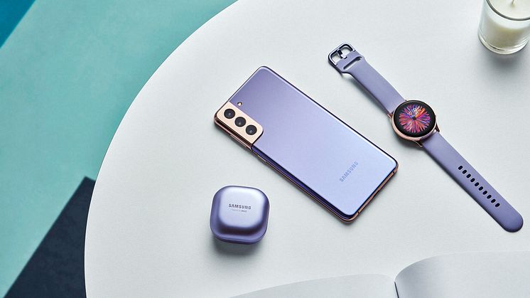 Galaxy S21_plus_budspro_watch_lifestyle_violet