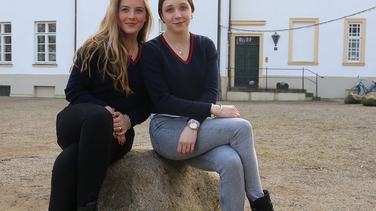 Charlotte und Tamara gehören der Begrüßungsgilde an und führen Besucher über das Internatsgelände