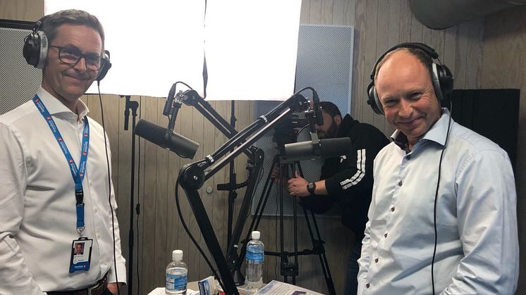Stein Vidar Loftås og Guttorm Christensen i studio under opptak av podcast. (Foto: Audhild Dahlstrøm/SpareBank 1 Nord-Norge)