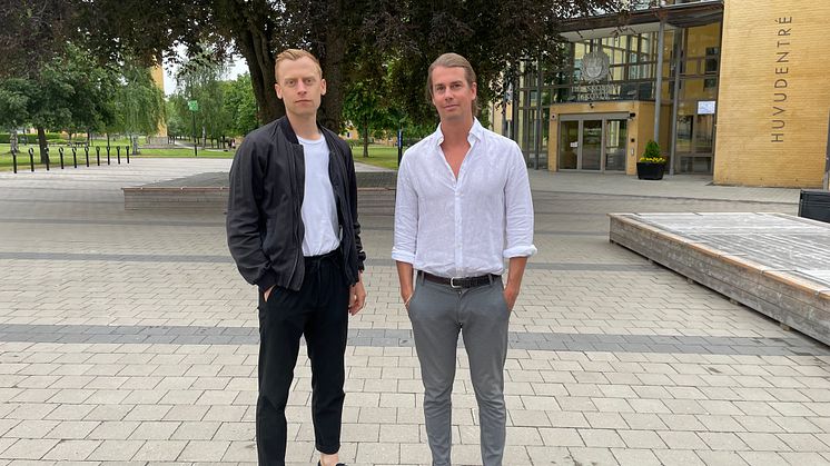 Tobias Åberg och Jimmie Karlén har läst ekonomprogrammet på Högskolan i Skövde och i sitt examensarbete tittat närmare på spelbranschen ur ett finansiellt perspektiv med fokus på immateriella tillgångar. Foto: Privat
