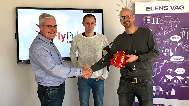 Från vänster:  Thomas Kvist (VD, Kvänum Energi), Patrik Jansson (Avdelningsansvarig elnät, Kvänum Energi) och Jan Björn (VD, FlyPulse)